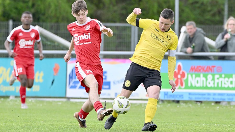 Generationenduell: Talent Nico Möhle (links), der von Kickers Emden an Aurich „ausgeliehen“ ist, im Duell mit dem früheren Kickers- und jetzigen Middels-Kapitän Manuel Menzel. Foto: Doden/Blomberg