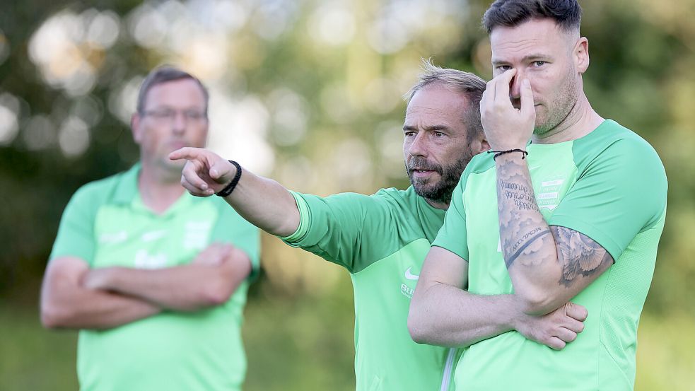 Larrelts Trainer Marten Sandmann (Mitte) und Co-Trainer Patricky Bygus gingen durch ein Wechselbad der Gefühle. Archivfoto: Doden/Emden