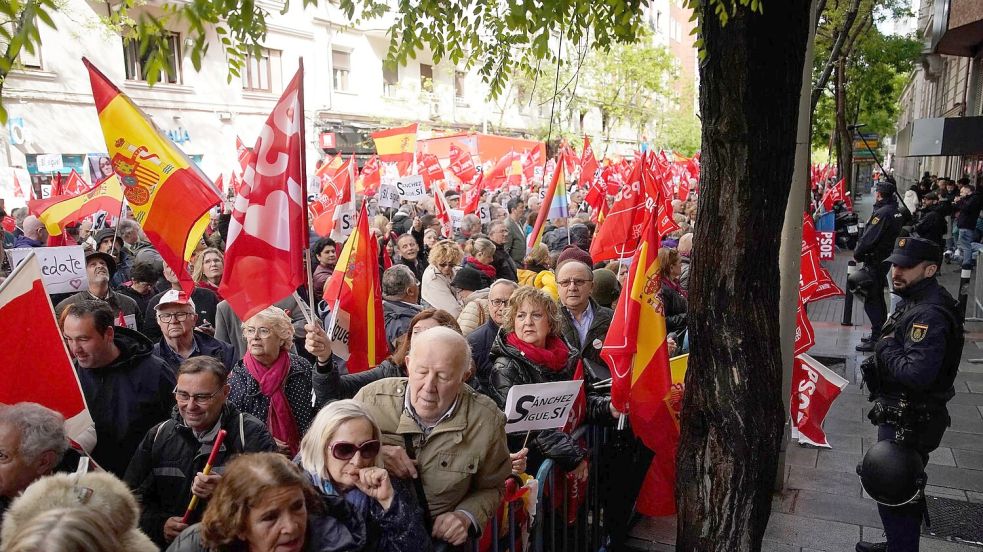 Gegen einen möglichen Rücktritt: Anhänger des spanischen Ministerpräsidenten Pedro Sánchez versammeln sich während einer Demonstration vor der Parteizentrale der PSOE. Foto: Andrea Comas/AP/dpa