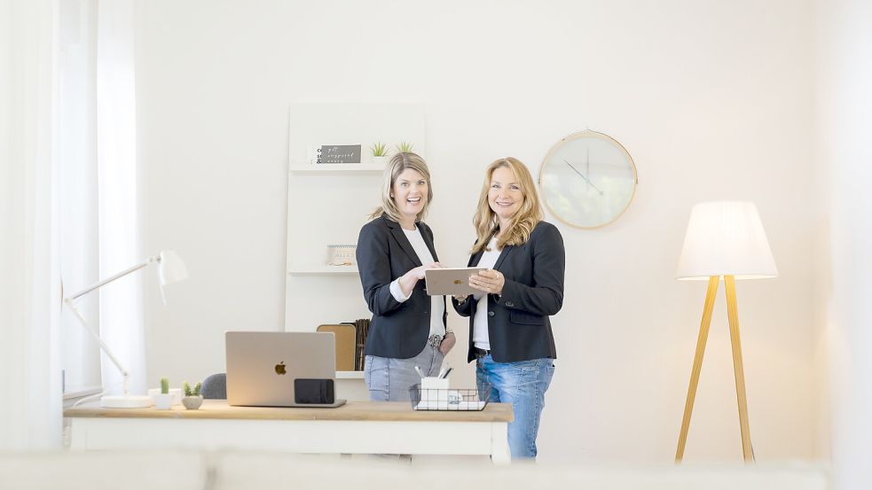 Sybille Dech (rechts) wertet eine Immobilie durch ein geschicktes Raum-Make-up auf. Fotos: privat