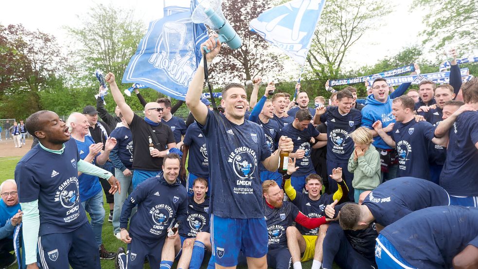 Direkt nach dem Spiel begann mit den 150 mitgereisten Fans die Meisterparty in den vorbereiteten Meistershirts. Foto: Doden/Emden