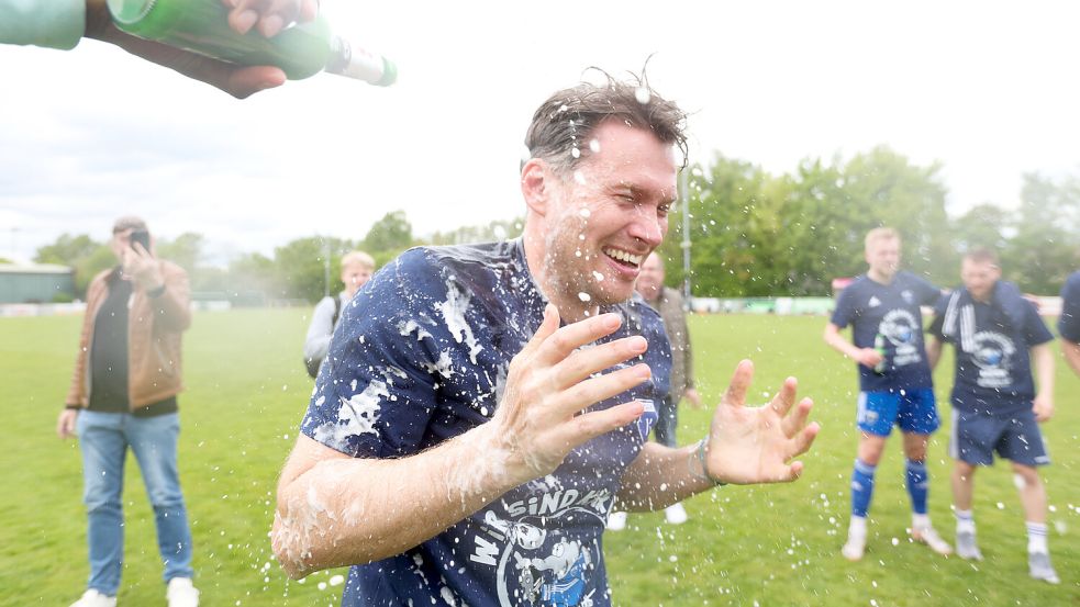 Auch Kickers-Manager Henning Rießelmann hat Bier- und Sektduschen abbekommen. Foto: Doden, Emden