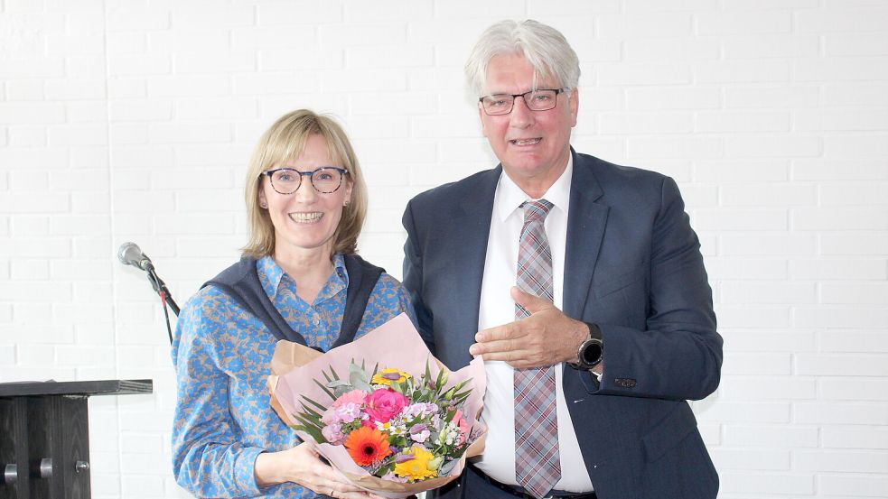 Bürgermeister Dr. Tjark Goerges überreichte Museumsleiterin Sabine Weers Blumen. Foto: Erdmann