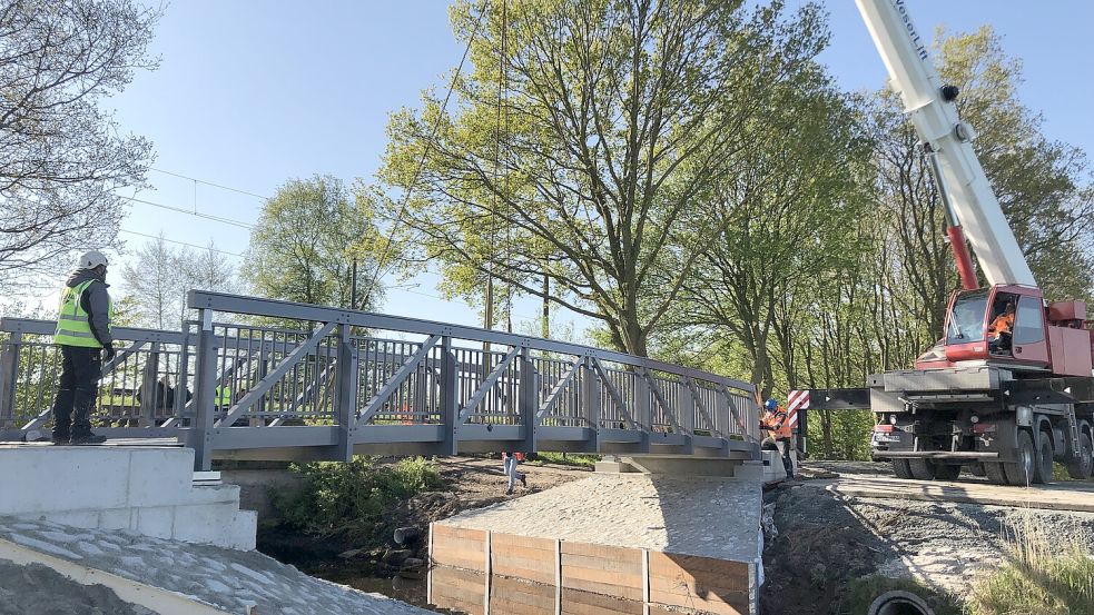 Vor einigen Tagen ist die neue Geh- und Radwegbrücke über das Esklumer Sieltief mit Hilfe eines Autokrans erfolgreich eingehängt worden. Foto: Gemeinde Westoverledingen