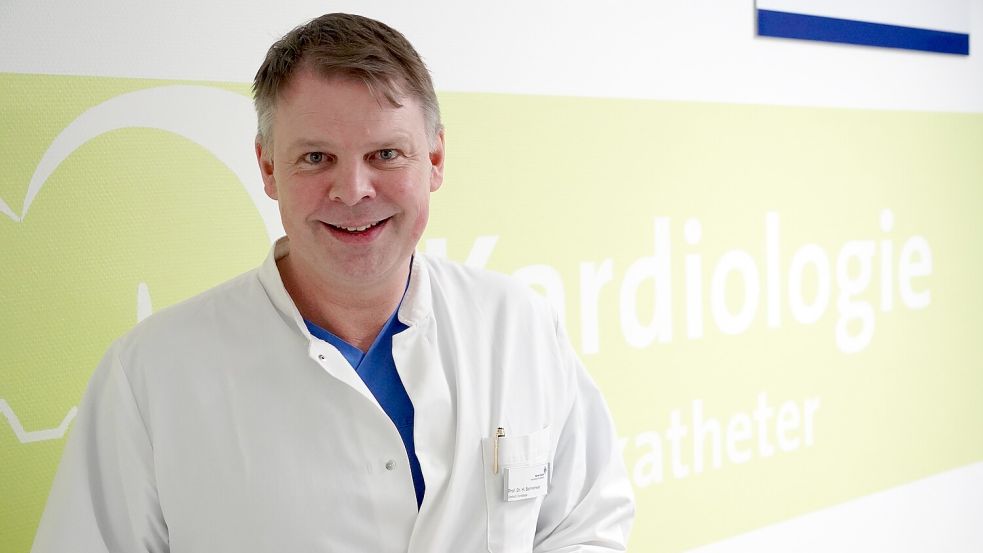„Ich wollte schon immer Arzt werden“, sagt der neue Chefarzt der Kardiologie im Marien-Hospital in Papenburg, Professor Dr. Hendrik Bonnemeier. Foto: Schade