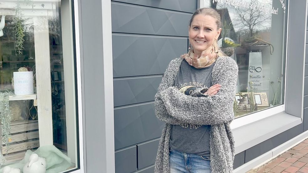 Kerstin Freudenberg und ihr Mann haben ein Geschäft nahe der Leeraner Straße. Sie erzählt von den Sorgen der Betriebe in Hesel. Foto: Heinig