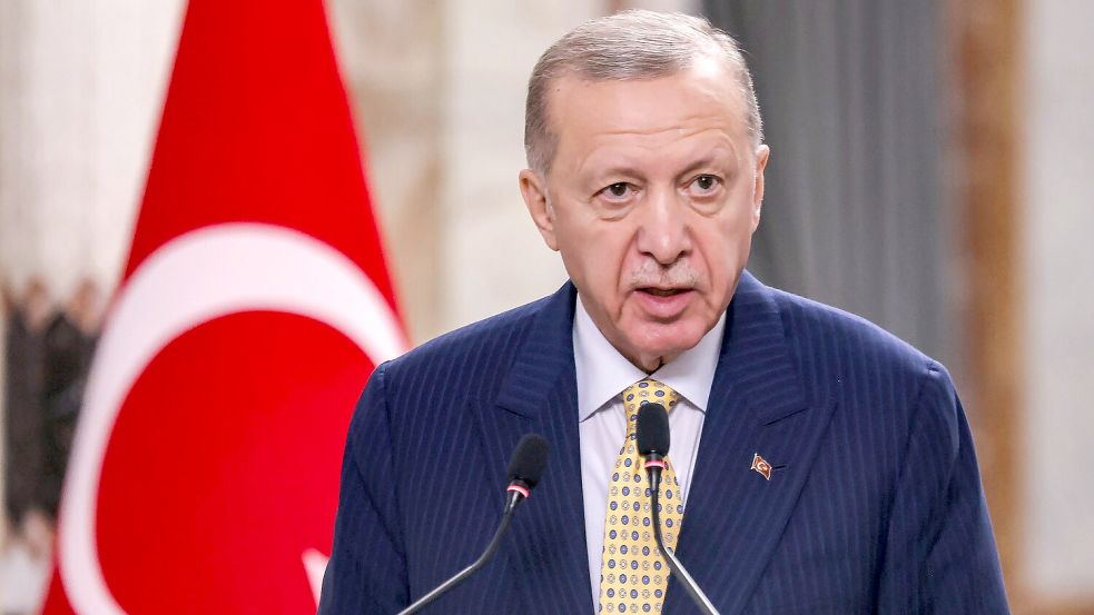 Der türkische Präsident Recep Tayyip Erdogan wirft dem Westen vor, seine eigenen Werte zu missachten, wenn es um den Gaza-Krieg geht. Foto: AHMAD AL-RUBAYE/AFP Pool via AP/dpa