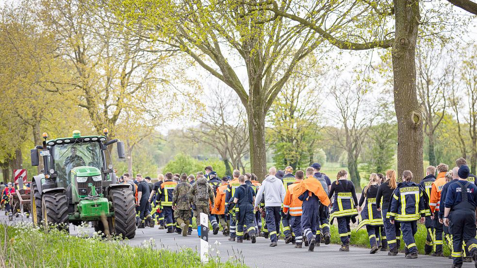 Helfer bei der Suche nach dem sechsjährigen Arian aus Bremervörde. Foto: Moritz Frankenberg/dpa