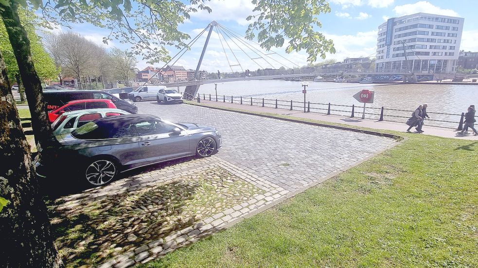 Wo jetzt noch Autos am Leeraner Hafen stehen, soll bald eine Bar errichtet werden. Foto: Bothe