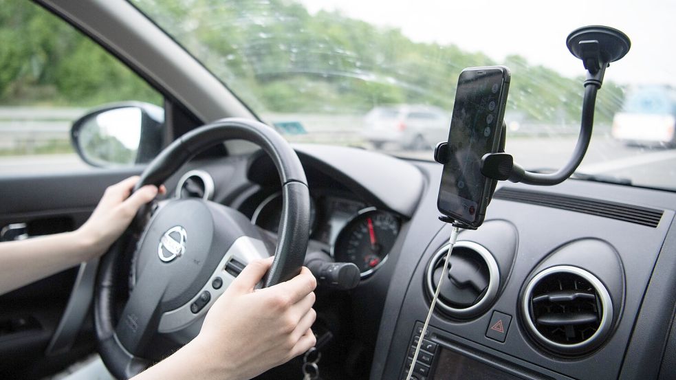 Für Autofahrer kommt es zu Einschränkungen auf der B72. Bei Sedelsberg im Landkreis Cloppenburg stehen auf der Brücke, die über den Küstenkanal und die B401 führt, ab sofort nur noch zwei statt bisher drei Fahrspuren zur Verfügung. Symbolfoto: Erichsen/DPA