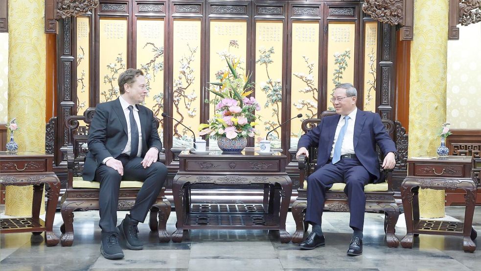 Der chinesische Premierminister Li Qiang trifft sich in Peking mit Elon Musk (l.). Foto: Wang Ye/XinHua/dpa