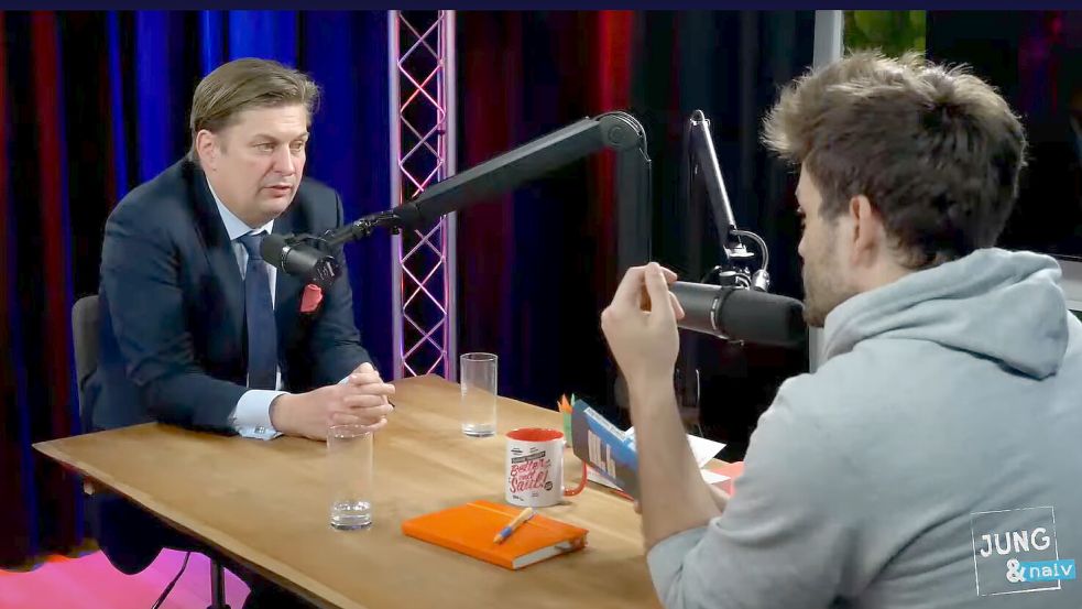 Im Interview mit dem Youtuber Tilo Jung hatte AfD-Mann Maximilian Krah Platz und Zeit, um über Gott und die Welt zu reden. Foto: YouTube/ Tilo Jung/ Jonas E. Koch