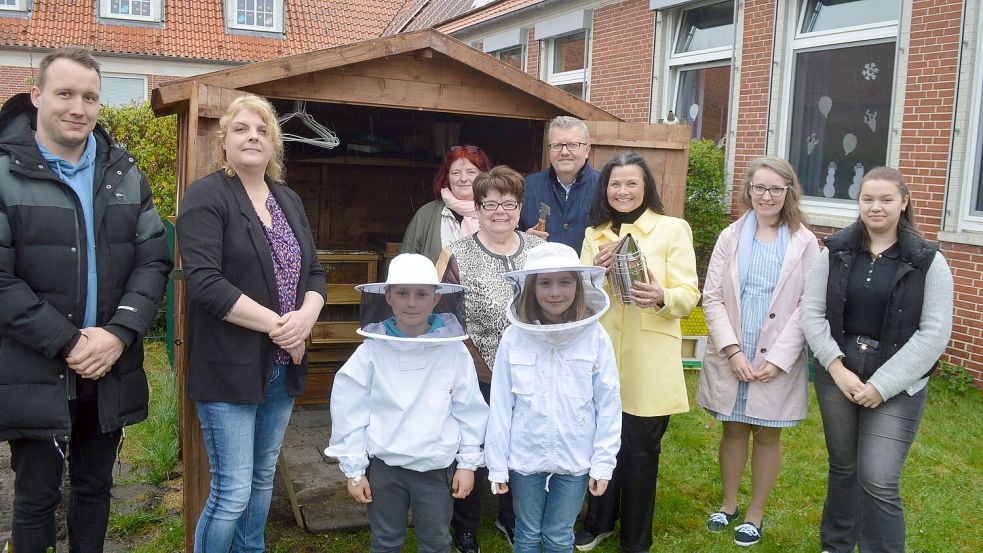 Viele Gäste vor dem Bienenhaus: Ehrenbürgermeisterin Hedwig Pruin (fünfte von links), Theo Douwes (Mitte) und Gitta Connemann (dritte von rechts) gingen bei einer Führung mit.