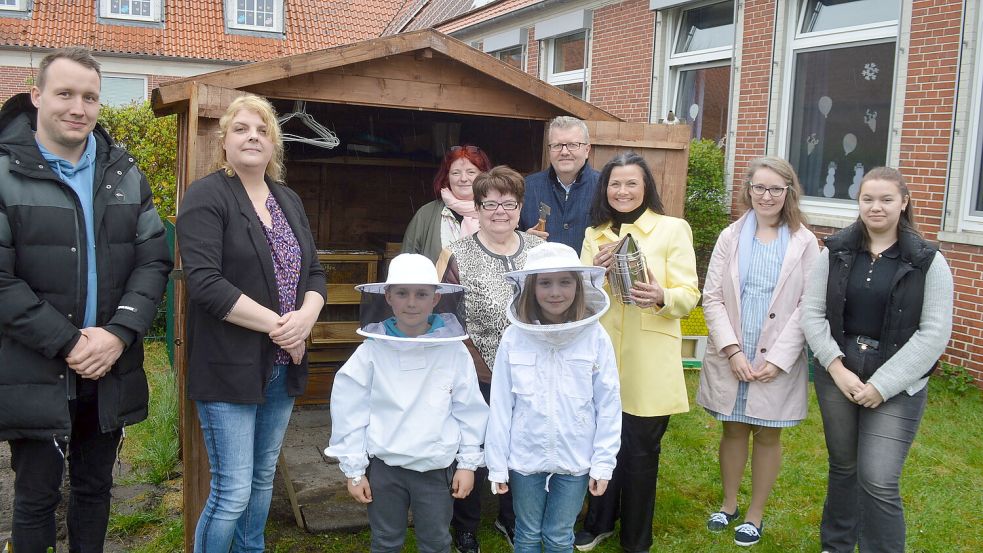 Viele Gäste vor dem Bienenhaus: Ehrenbürgermeisterin Hedwig Pruin (fünfte von links), Theo Douwes (Mitte) und Gitta Connemann (dritte von rechts) gingen bei einer Führung mit.