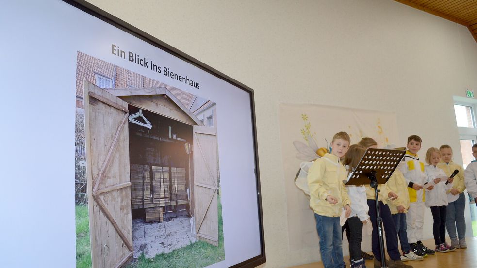 Eine Gruppe Schüler stellte das Projekt vor. Sie zeigten Fotos und berichteten über die Anfänge ihrer Imkerei. Dabei trugen sie die Anzüge, die sie bei der Arbeit mit den Bienen vor Stichen schützen.