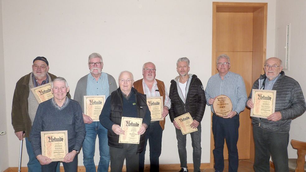 Für ihre Treue geehrt wurden (von links) Kurt Baumgart, Erich Graß, Hermann Lange, Manfred Ertz, Dieter Woortmann, Carsten Bruns und Horst Baumgart. Rudi Wieckmann (2. von rechts) ist Sportfischer des Jahres. Foto: Sportfischerverein