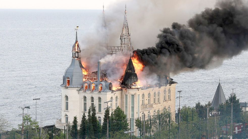 Ein Gebäude der Rechtsakademie von Odessa brennt nach einem russischen Raketenangriff. Foto: Victor Sajenko/AP/dpa