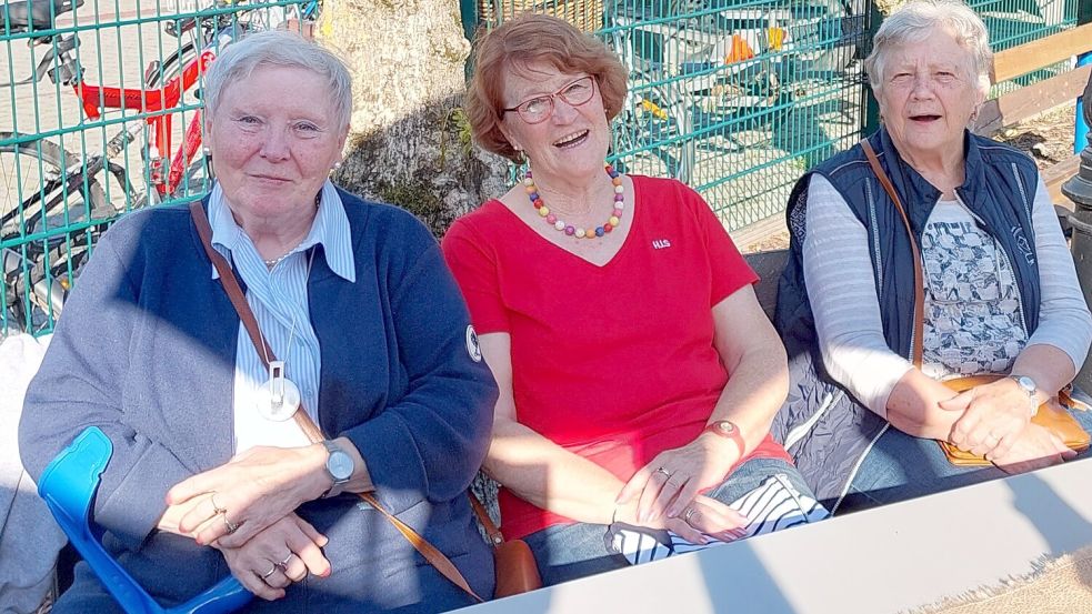 Ein Bild vom 12. August 2023, als die Spöldeel Transvaal zum Grillen eingeladen hatte: Karola Brunken (v.l.), Elfriede Meyer, Nachbarin, langjährige Freundin und Mitstreiterin im Bürgerverein, bei der Spöldeel und in der SPD sowie Aleida Strauß, die mit Karola an der Spöldeel-Kasse gearbeitet hat. Foto: Van Grieken