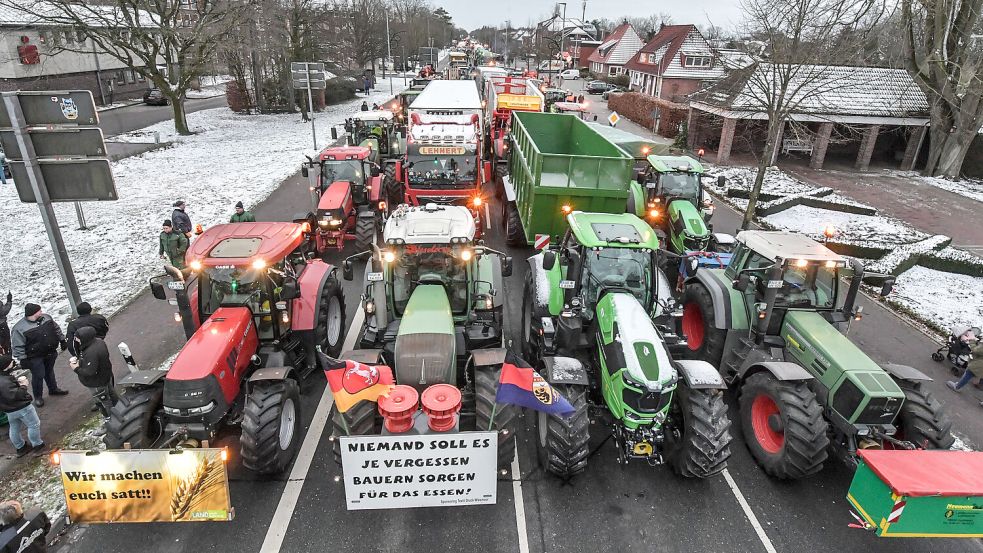Rund 200 Fahrzeuge blockieren am 8. Januar auf der Bundesstraße 436 die Durchfahrt in Wiesmoor. Foto: Ortgies/Archiv