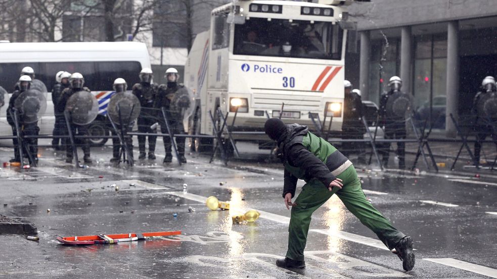 Unter Beschuss: Polizeibeamte werden Ende Februar in Brüssel von Demonstranten angegriffen. Foto: Landemard/AP/DPA/Archiv