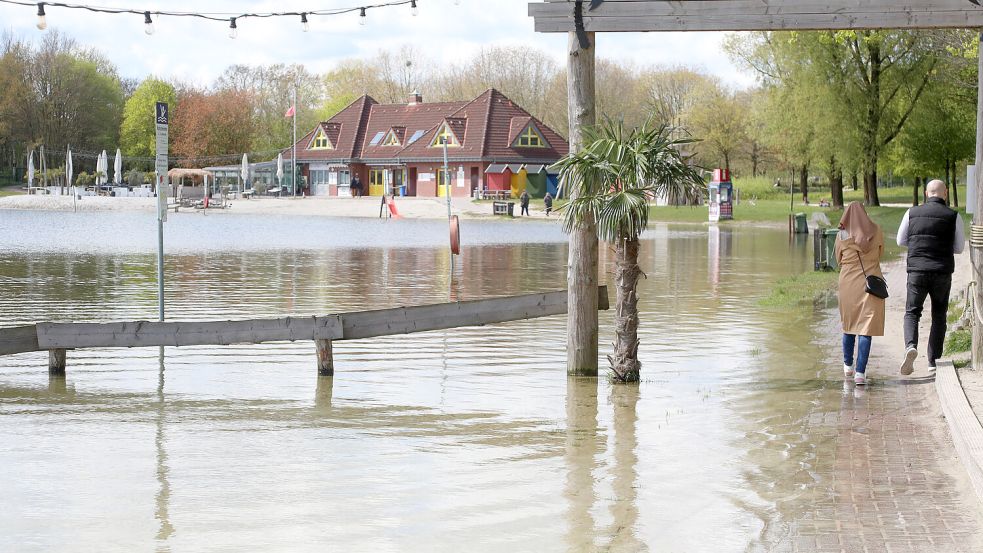 Besucher ziehen trotzdem bei gutem Wetter ihre Runden am See. Foto: Romuald Banik