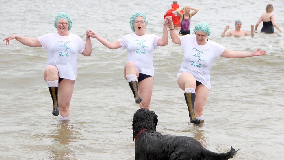 Sie gehören zum Anschwimmen dazu: „die verrückten Hühner“. Foto: Ferber