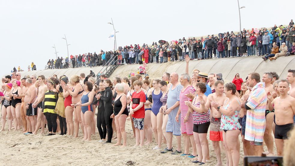 Aufstellung kurz vorm Sprint ins Wasser. Foto: Ferber