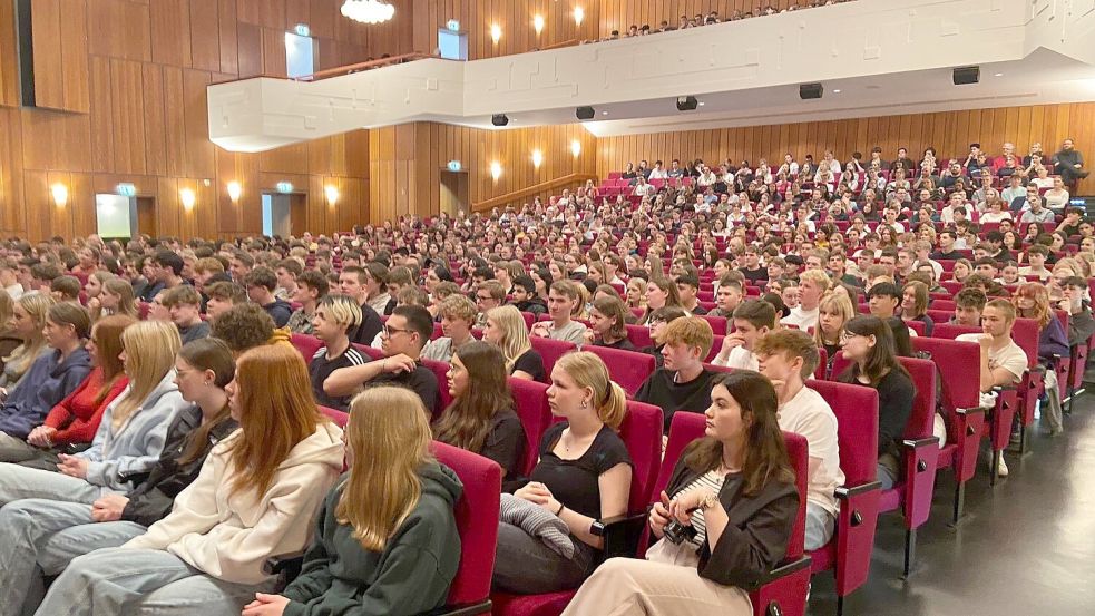 Mehr als 730 Schülerinnen und Schüler verfolgten die Diskussion im Theater an der Blinke in Leer. Foto: Rohe