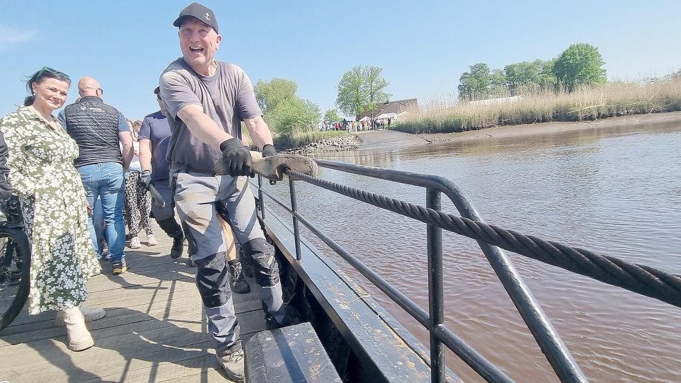 Sie fährt wieder, die älteste per Hand betriebene Wagenfähre in Europa. Fährmann Dieter Hinz legte sich ordentlich ins Zeug. Schirmherrin ist Gitta Connemann. Foto: Bothe