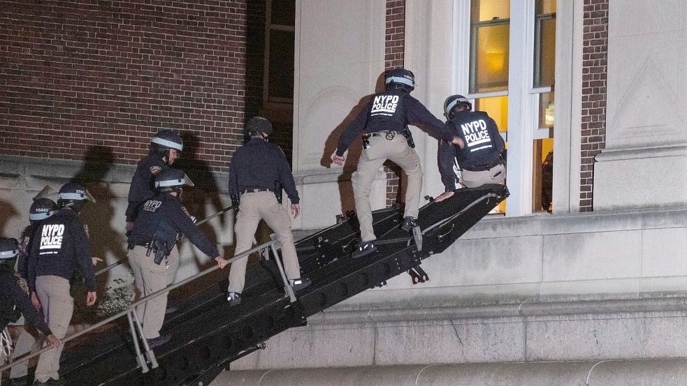 Polizisten dringen in das obere Stockwerk der Hamilton Hall auf dem Campus der Columbia University in New York ein. Foto: Craig Ruttle/AP/dpa