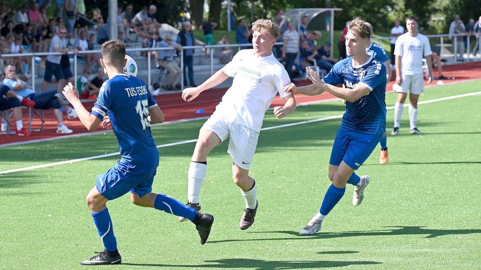 Dauerbrenner Finn Rosenboom (rechts im blauen Trikot) erzielte gegen den SV Holdorf im 26. Saisonspiel seinen ersten Treffer. Archivfoto: Steenhoff