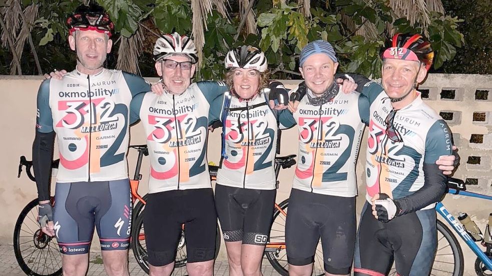 Um 5.30 Uhr kurz vor dem Start: Die Ostfriesen (von links) Matthias Benthien, Holger Hemken, Silvia Jünke, Dennis Brunken und Heiko Engelbrecht. Foto: Privat