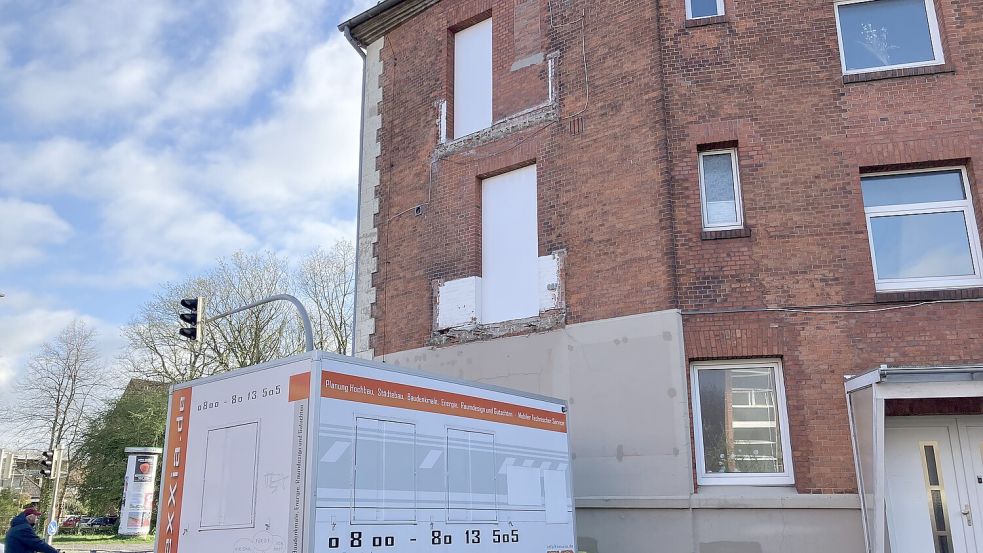 Die Balkone am Nachbarhaus waren schon vor einiger Zeit geschlossen worden. Foto: Schuurman
