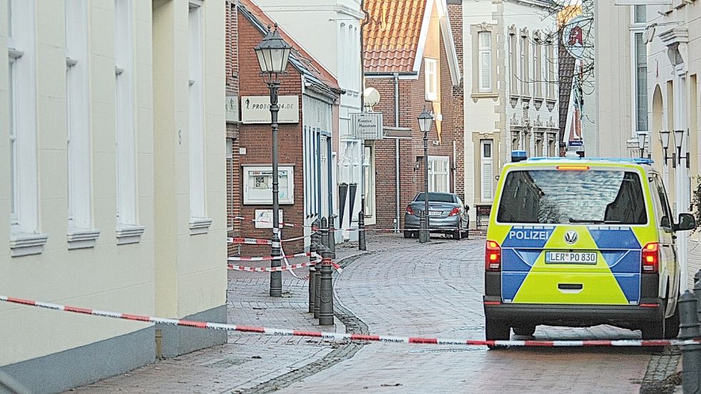 Unter anderem in der Norderstraße gab es am Sonntag Absperrungen und Polizeiwagen. Foto: Wolters