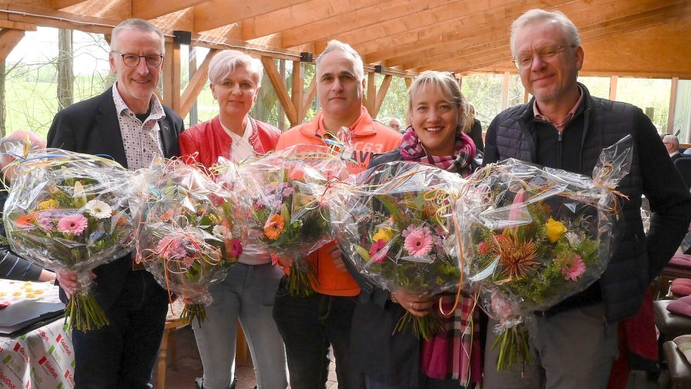 Die amtierenden Deutschen Meister wurden mit Blumen bedacht (von links:) Hermann Nagel, Anita Hippen, Andreas Hippen, Sabine Eggerking und Gerard Jakubowski. Es fehlt Thorsten Tuchscheerer. Fotos: privat