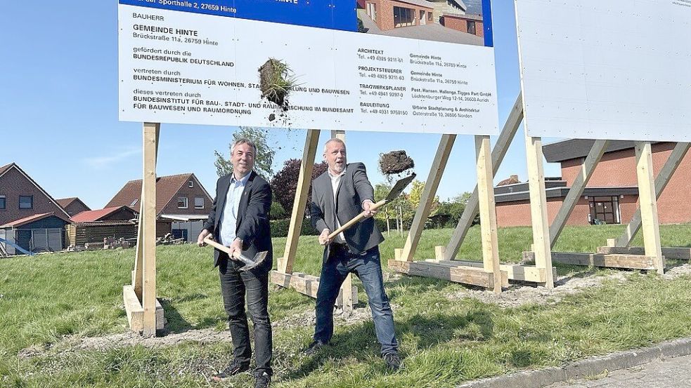 Bundestagsabgeordneter Johann Saathoff (SPD, links) und Bürgermeister Uwe Redenius (parteilos) beim symbolischen ersten Spatenstich der Dreifachhalle in Hinte. Foto: Weiden