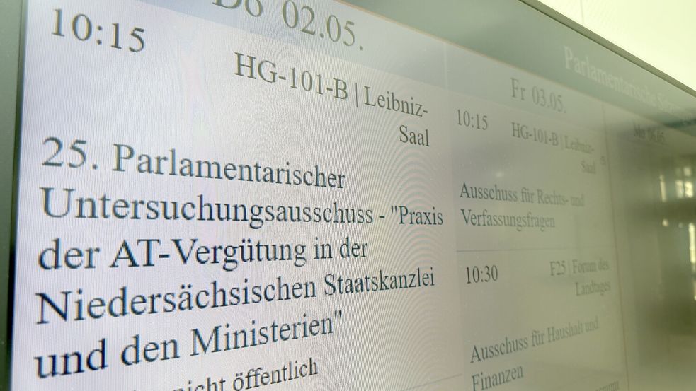 Eine digitale Tafel im Landtag weist auf den Untersuchungsausschuss hin. Foto: Lars Laue