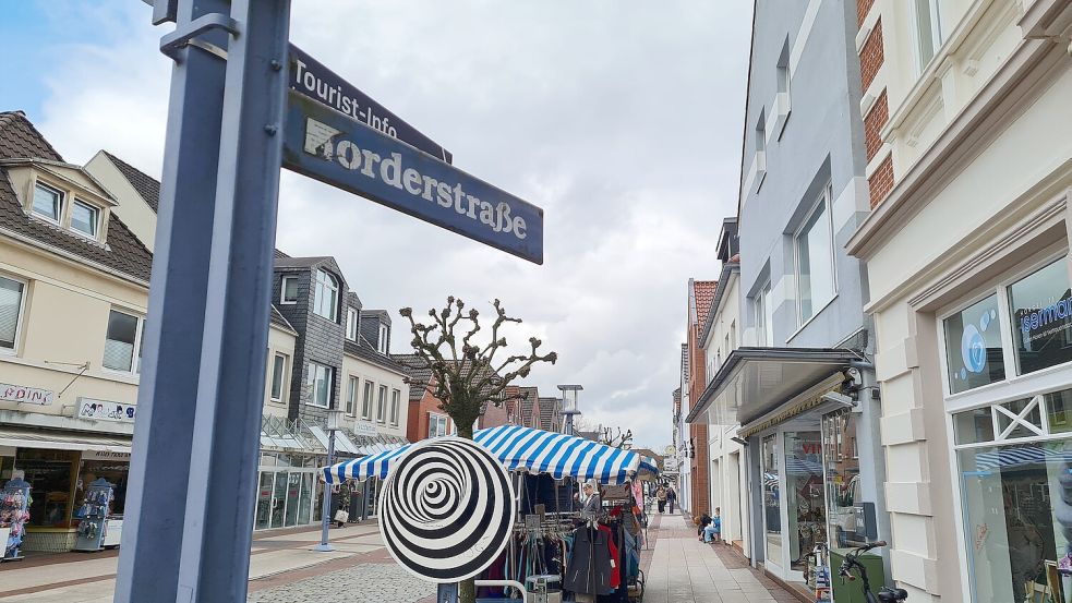 Geschäfte kommen, Geschäfte gehen: An der Auricher Norderstraße wird sich einiges ändern. Fotos: Cordes