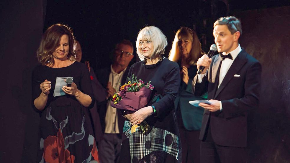 Die Holocaust-Überlebende Elzbieta Ficowska (Mitte) hält Blumen nach einer Vorstellung des Musicals „Irena“. Foto: Karpati & Zarewicz/dpa