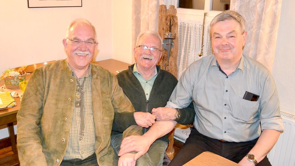 Ein fröhliches Trio, das die Leidenschaft fürs Jagen verbindet: Kreisjägermeister Heinrich Rauert (von links) sowie der ehemalige Leiter des Hegerings Jemgum, Wolfgang Philipps und dessen Nachfolger Ullrich van Scharrel. Foto: privat