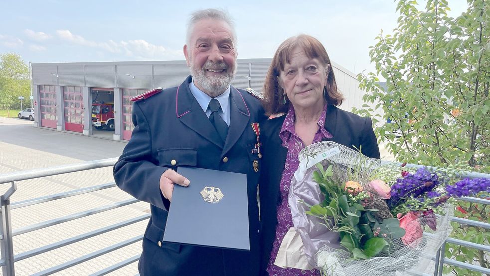 Die Freude ist ihnen anzusehen: Karl Kettler und Ehefrau Halina Kettler bei der Verleihung des Deutschen Verdienstkreuzes am Bande in Norden. Fotos: privat