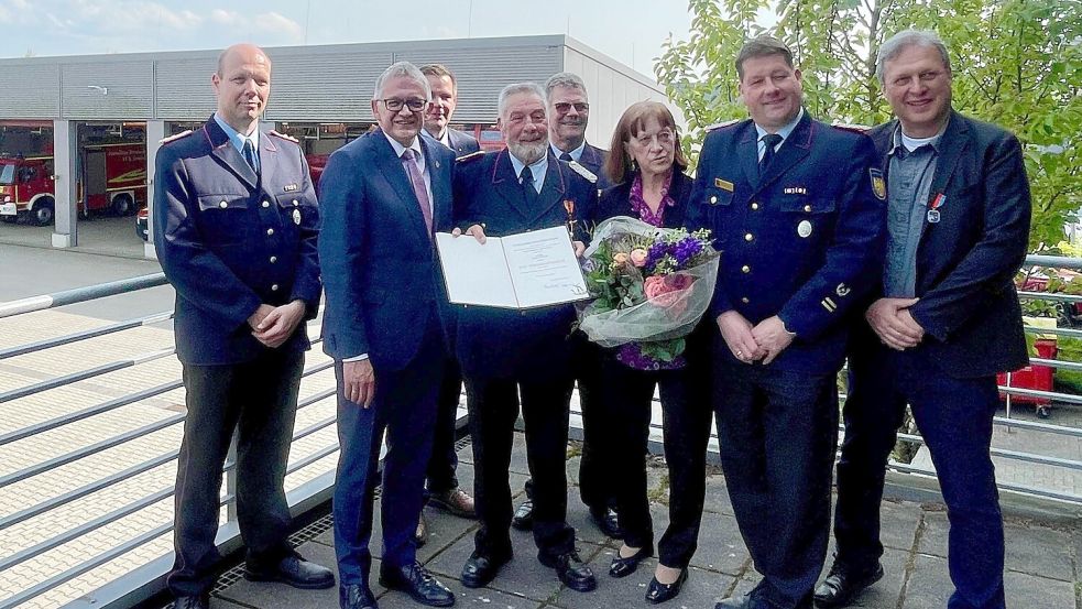 Der stellvertretende Stadtbrandmeister Thomas Weege (von links), Aurichs Landrat Olaf Meinen, Nordens Bürgermeister Florian Eiben, Karl Kettler, Kreisbrandmeister Dieter Helmers, Halina Kettler, Stadtbrandmeister Thomas Kettler und Uwe Fröbel (ehemaliger Fachdienstleiter Bürgerdienste und Sicherheit Stadt Norden) stellten sich nach der Verleihung zu einem Erinnerungsfoto auf.