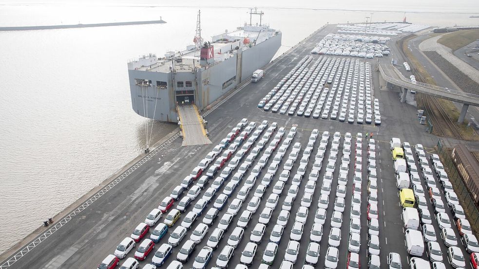Fahrzeuge des Volkswagen Konzerns stehen im Hafen von Emden zur Verschiffung bereit. Volkswirte haben Deutschland als Wirtschaftsstandort ein schlechtes Zeugnis ausgestellt (Symbolbild). Foto: Jörg Sarbach/dpa