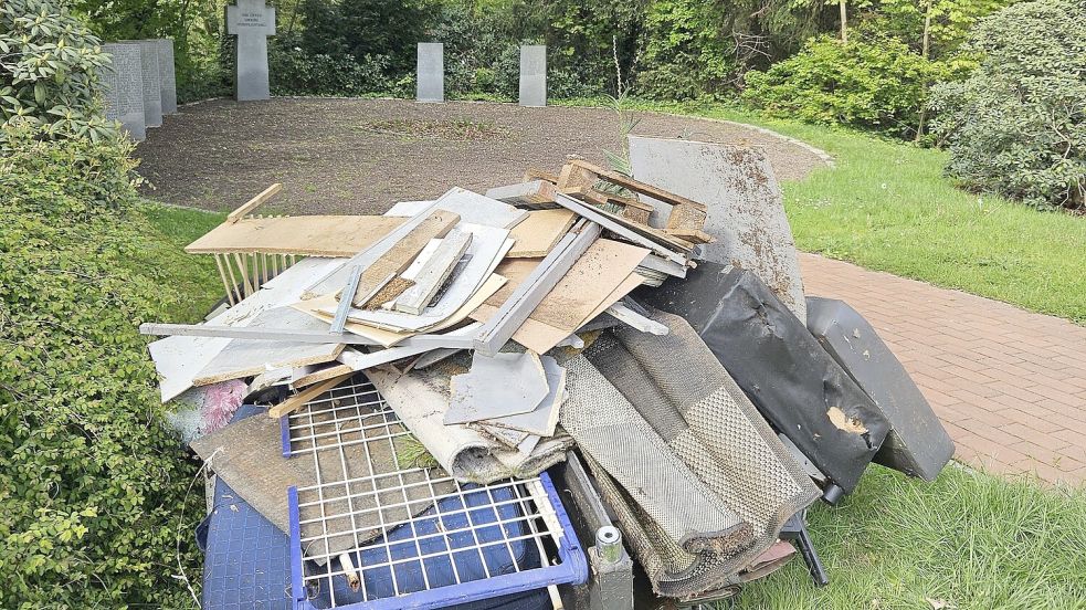 Beim Denkmalplatz in Idafehn wurde ein großer Müllhaufen. Woher er kam, bleibt ein Rätsel. Foto: privat