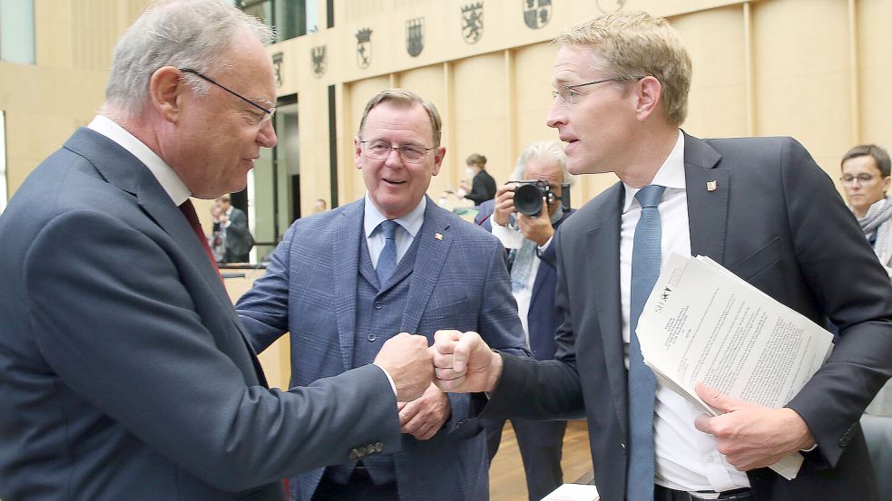 Kann auch mit Genossen: Ministerpräsident Daniel Günther (CDU; r.) im herzlichen Austausch mit den Amtskollegen Stephan Weil (SPD; l.) und Bodo Ramelow (Die Linke; m.) im Bundesrat. Foto: dpa/Wolfgang Kumm