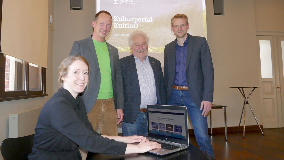 Landschaftspräsident Rico Mecklenburg (3. von links) und Direktor Dr. Matthias Stenger (rechts) freuen sich mit Welf-Gerrit Otto (2. von links) und Maike Nordholt auf das neue Projekt. Foto: Jürgens