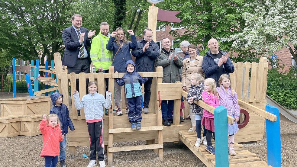 Alle aufs Schiff: Politik, Verwaltung und die Kinder der Kita St. Michael feiern den neuen Spielplatz. Foto: Schuurman