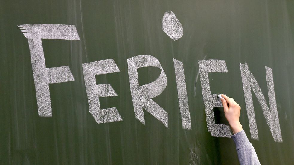 Für Auricher Kinder und Jugendliche gibt es in den Sommerferien zahlreiche spannende Angebote. Symbolfoto: Ralf Hirschberger/dpa