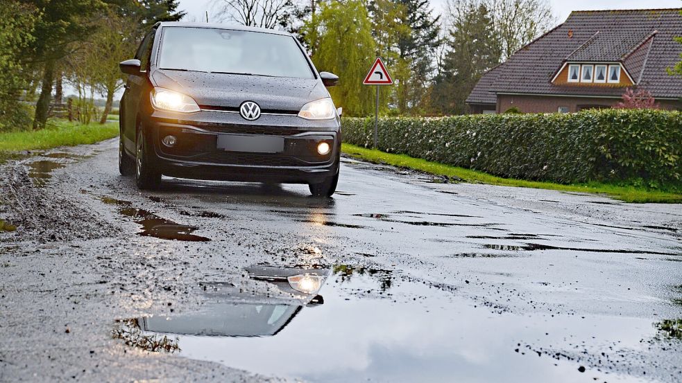Die Hasselter Straße ist gar nicht Teil der offiziellen Umleitung für die Baumaßnahme in Hesel – trotzdem ist dort jetzt mehr Verkehr als sonst. Foto: Lüppen