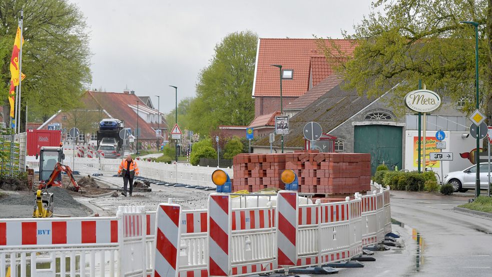 In Hesel wird zurzeit die Bundesstraße in der Ortsmitte erneuert und breitere Radwege gebaut. Der Verkehr fließt nur noch in Richtung Leer hindurch. Foto: Ortgies